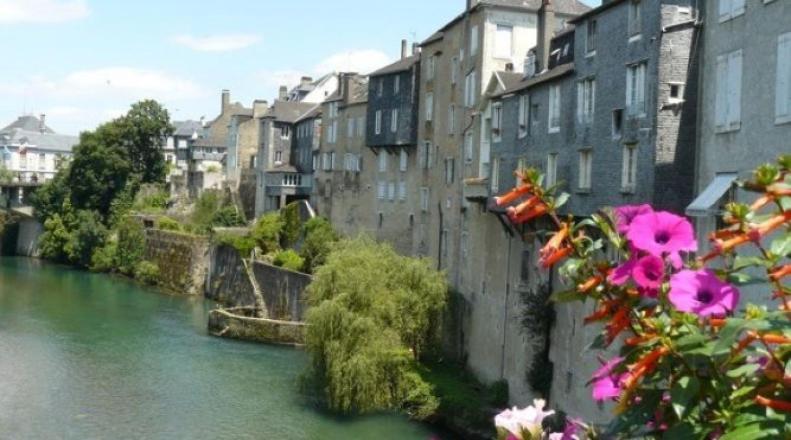 Le Saint Pierre Quartier Historique D'Oloron Sainte Marie Apartment Exterior photo